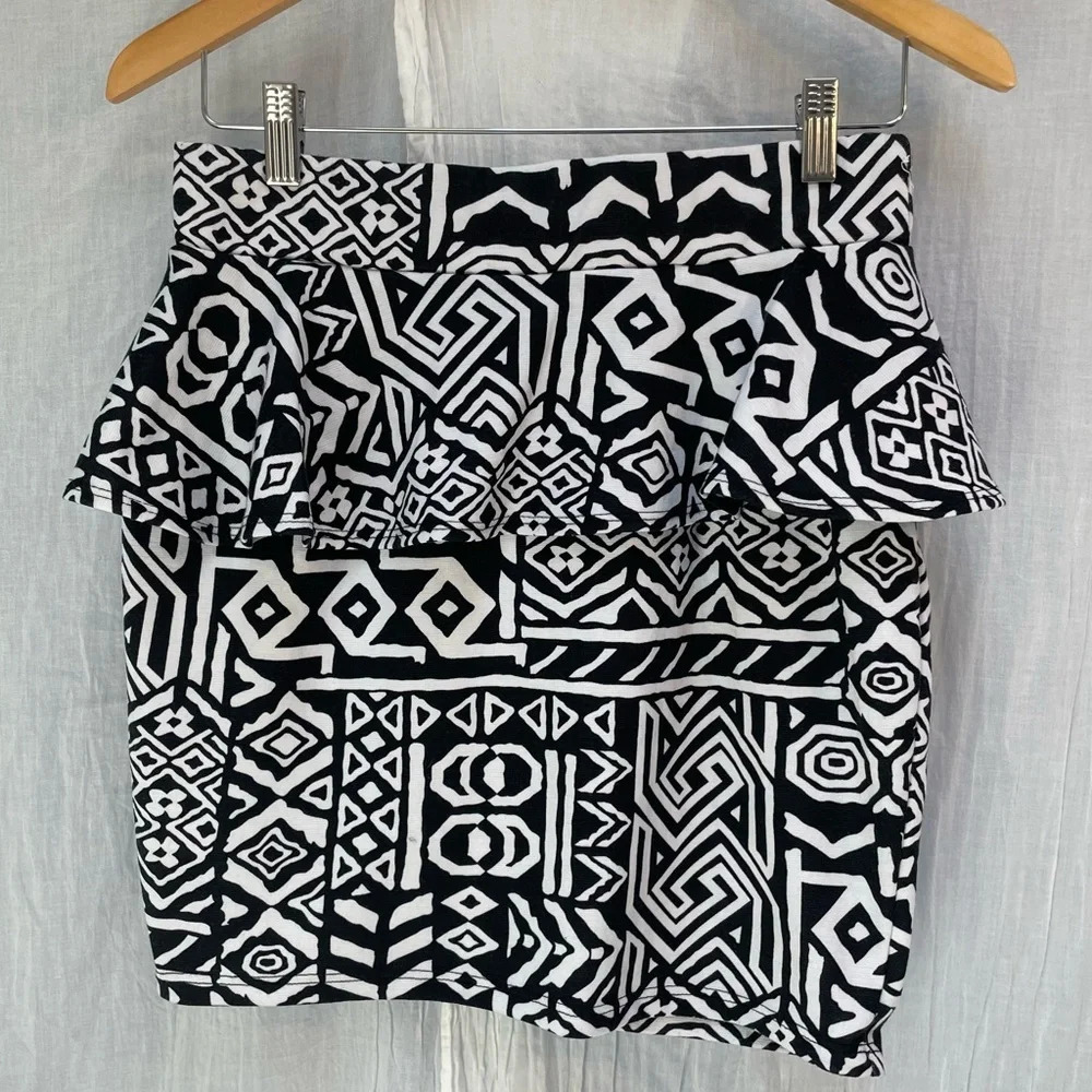 77% OFF❣️Sensational Collection B & W Tribal Bodycon w/Peplum Hip Mini Skirt, L